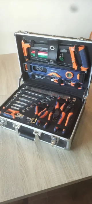 Taladro Bosch con caja de herramientas y tornillos