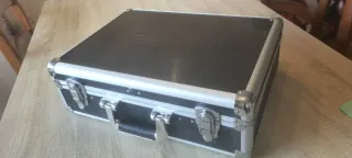 Taladro Bosch con caja de herramientas y tornillos