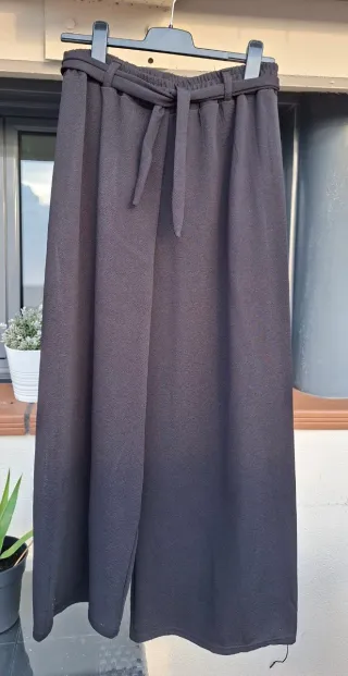 Pantalón negro ancho con cinturón