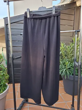 Pantalón negro ancho con cinturón