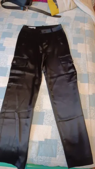 Pantalón cargo Zara negro satinado