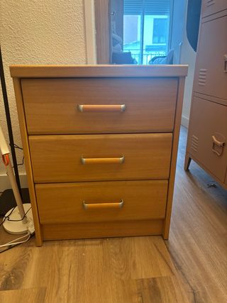 Comodino in legno con 3 cassetti