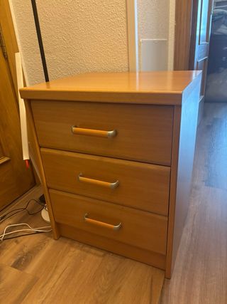Comodino in legno con 3 cassetti
