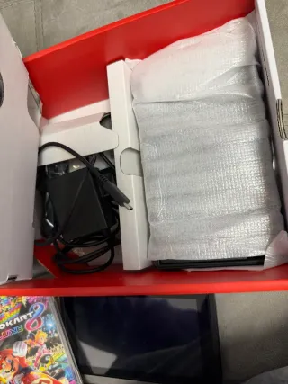 Nintendo Switch + 2 giochi e iPhone 15 Pro