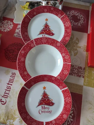 Piatti di porcellana natalizi