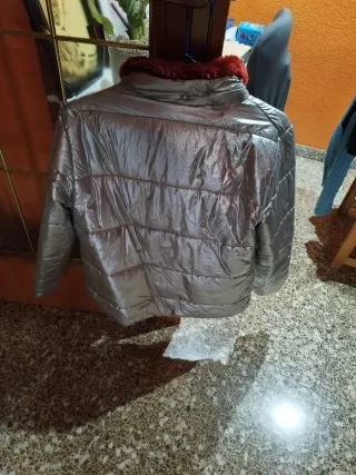 Cazadora plateada con cuello de pelo