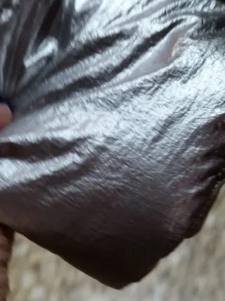 Cazadora plateada con cuello de pelo