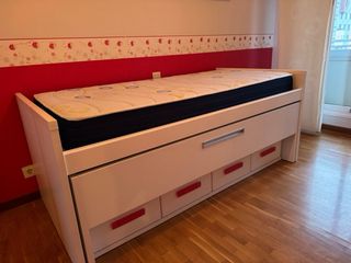 Cama nido con estantería blanca