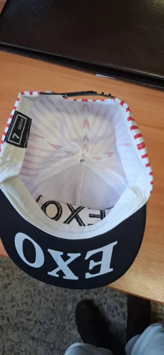 Gorra EXO Rayas Rojas y Negras