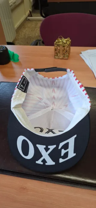 Gorra EXO Rayas Rojas y Negras