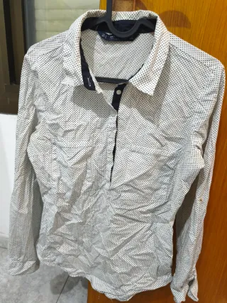 Camisa Zara lunares con 3 botones dorados.
