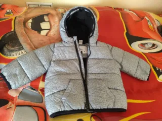 Chaquetón bebé gris con capucha