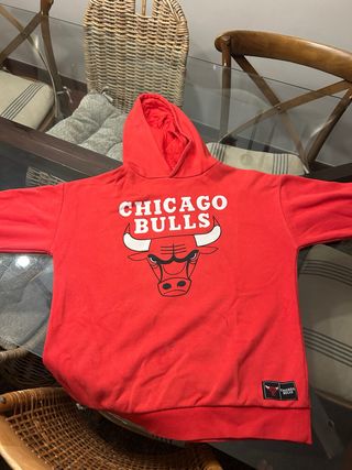 Pack de sudaderas 6 euros cada una.