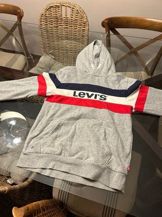 Pack de sudaderas 6 euros cada una.