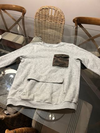 Pack de sudaderas 6 euros cada una.