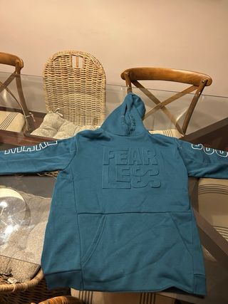 Pack de sudaderas 6 euros cada una.