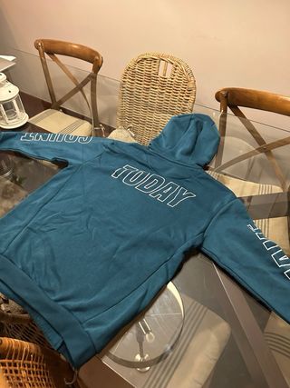 Pack de sudaderas 6 euros cada una.