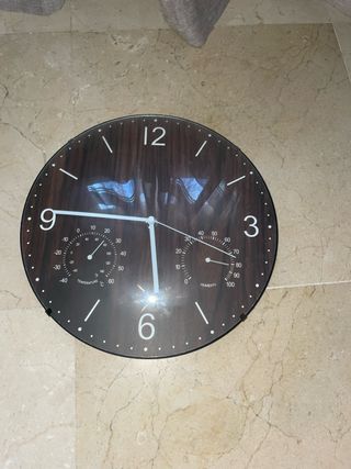 Reloj de pared marrón y blanco con termómetro