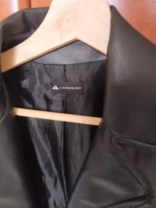 Cazadora larga efecto piel