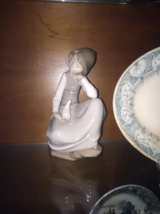 Figura de porcelana niña con pájaro