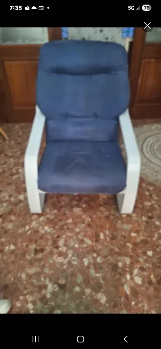 Butaca tipo mecedora azul y blanca