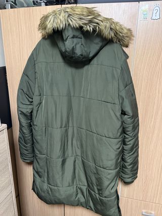 Chaqueta verde con capucha y pelo