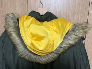 Chaqueta verde con capucha y pelo