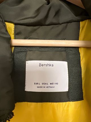 Chaqueta verde con capucha y pelo