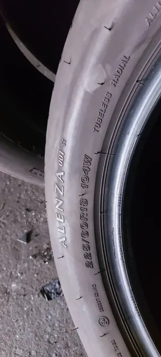 225/60 R18 104W