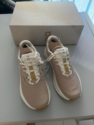 Zapatillas On Running Cloudrunner Beige