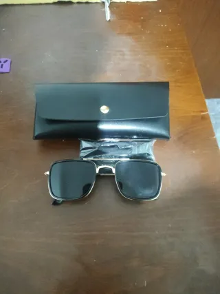 Vendo occhiali da sole neri per uomo