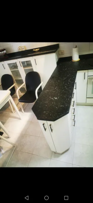 URGE VENDER:Cocina equipada con encimera de marmol