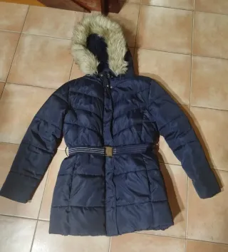 Plumífero azul con capucha y cinturón