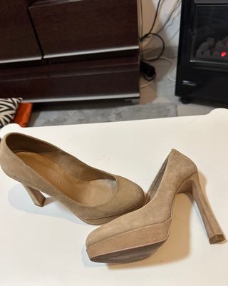 Zapatos de salón tacón beige ante