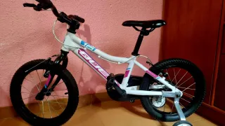Bicicleta infantil 16" blanca y rosa - Qüer
