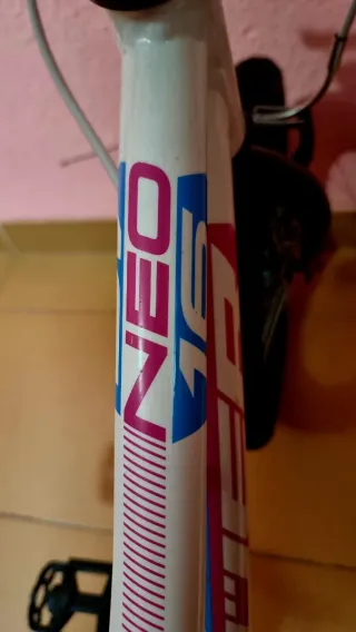 Bicicleta infantil 16" blanca y rosa - Qüer