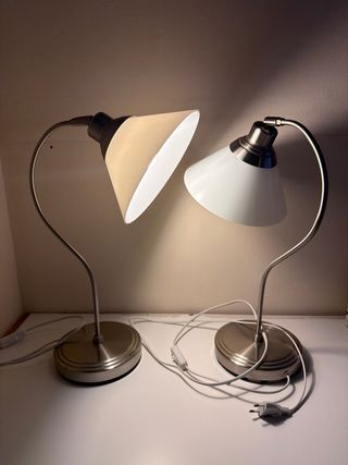 Lámparas de mesa plateadas y blancas