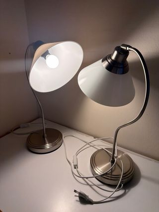 Lámparas de mesa plateadas y blancas