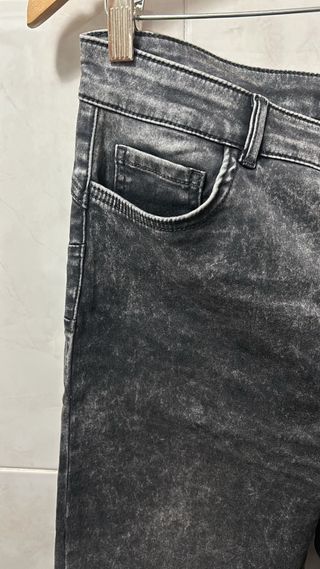 Vaqueros grises efecto lavado