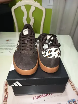 Zapatillas Adidas Marrones con Estampado Leopardo