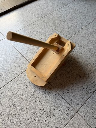 Partidor de aceitunas de madera