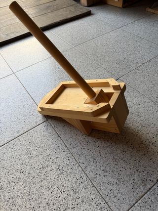 Partidor de aceitunas de madera