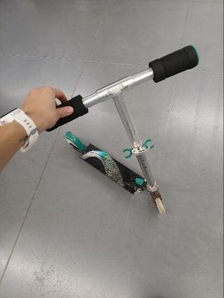 patinete funece gris y verde