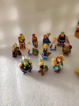 12 figuras y 9 cromos  Astérix de Obélix vikingos.