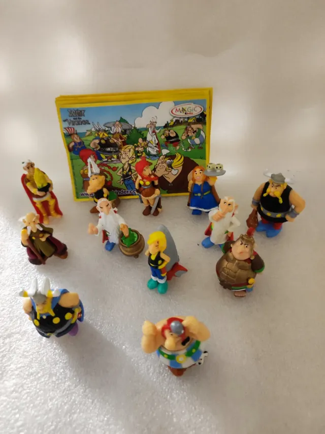 12 figuras y 9 cromos  Astérix de Obélix vikingos.
