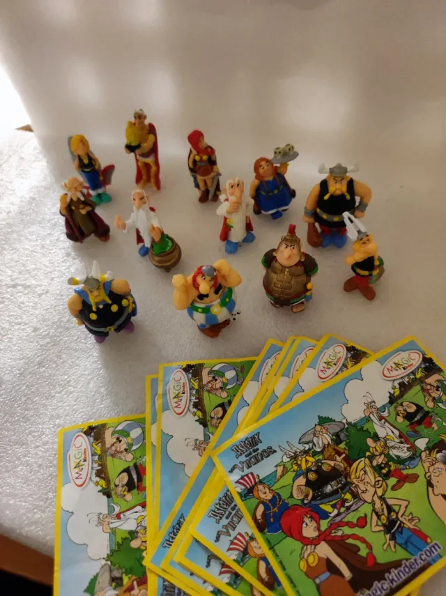 12 figuras y 9 cromos  Astérix de Obélix vikingos.