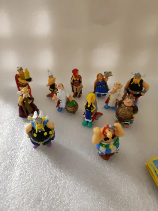 12 figuras y 9 cromos  Astérix de Obélix vikingos.