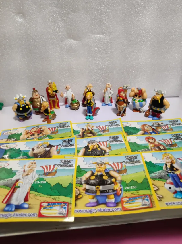 12 figuras y 9 cromos  Astérix de Obélix vikingos.