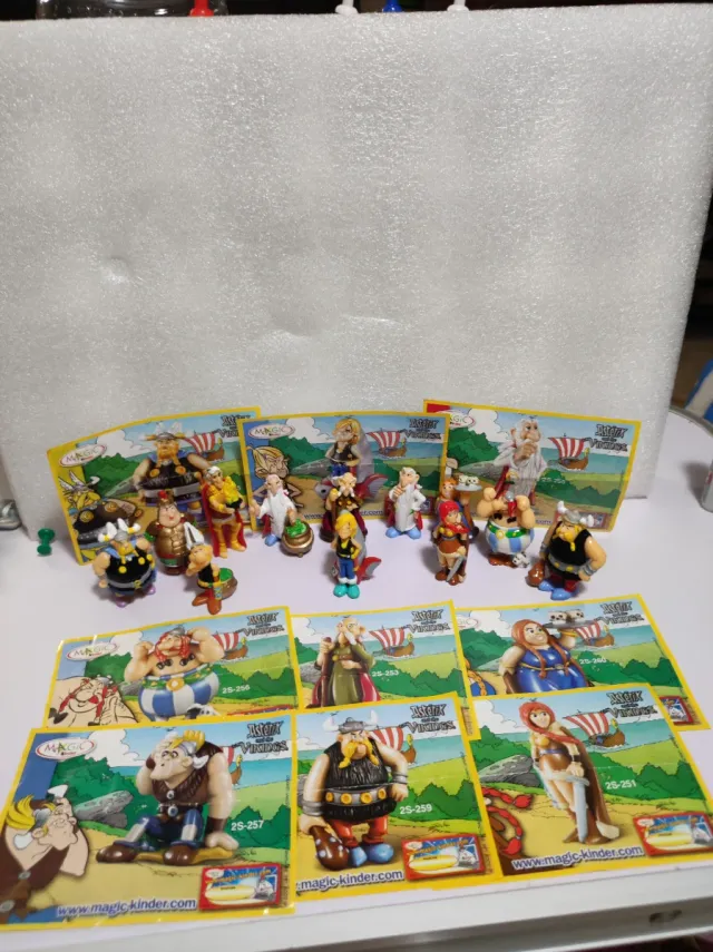 12 figuras y 9 cromos  Astérix de Obélix vikingos.