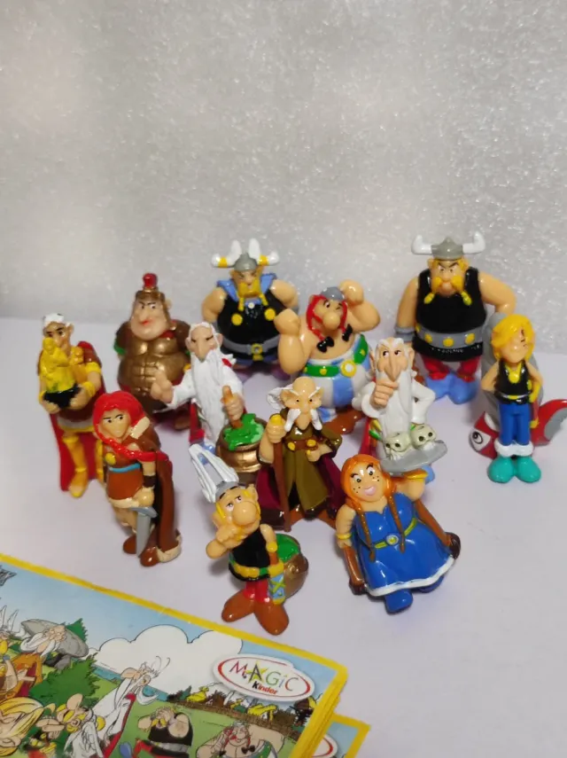 12 figuras y 9 cromos  Astérix de Obélix vikingos.
